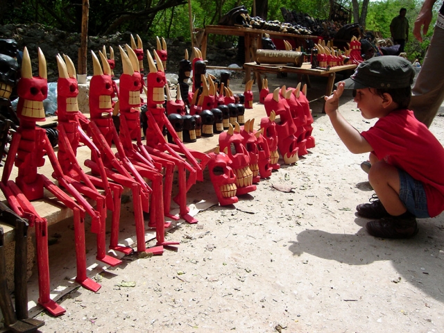 tourisMexico, Chichén Itzá, hand craft devils